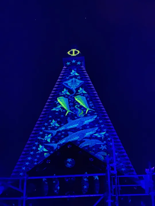Mosaic tower close up: mahi-mahi, sharks and a manta ray